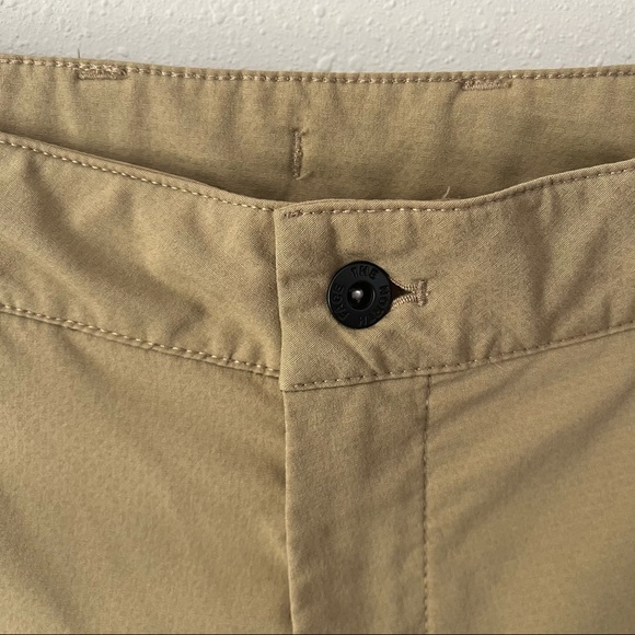 The North Face FLASHDRY Khaki Shorts Size 32 - Picture 2 of 13